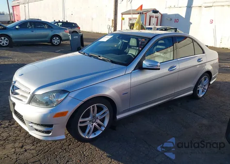 2012 Mercedes-Benz C 250 Sport z USA, uszkodzony, nr VIN WDDGF4HB3CA722481